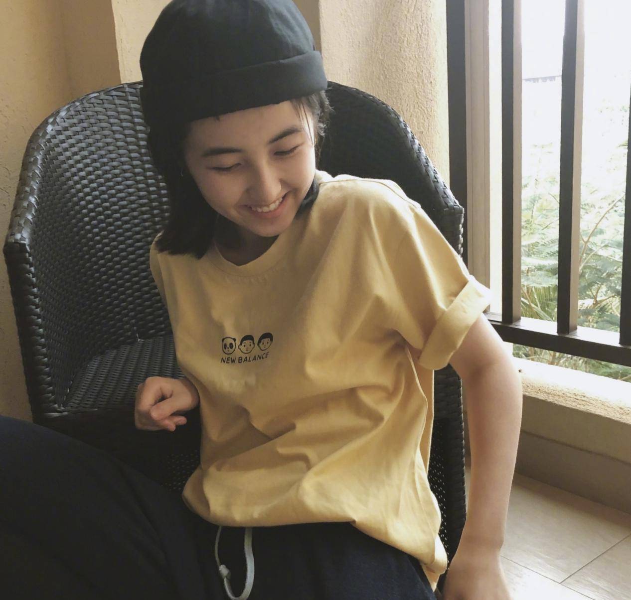 一般日系风格的女生他们的头发都会像张子枫这样蓬松的短头发,没有太