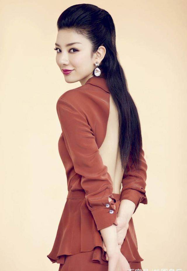 黄奕有很多作品但小编印象最深刻的就是在杜琪峰的《毒战》中饰演的女