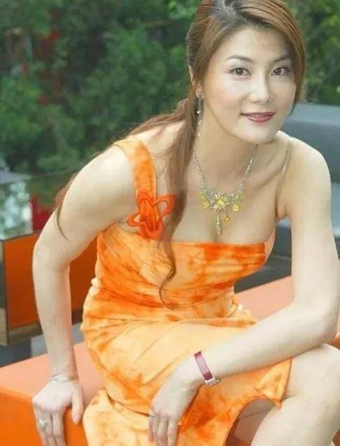 最后杨丽菁遇到了小13岁的龚某,恋爱好不好?