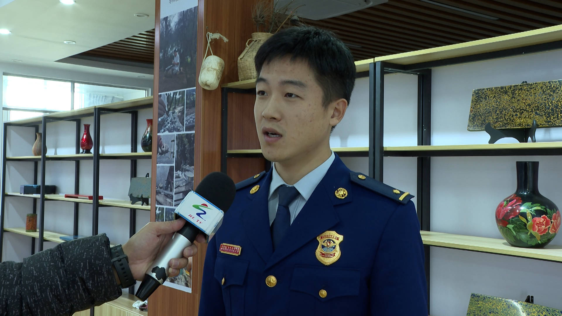 在签约仪式上,海陵消防救援大队与非遗阳漆—阮文锋工作室的代表签署