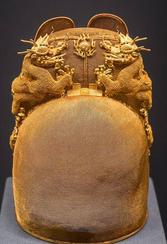 1957年,明朝皇帝定陵挖掘出400年前皇帝的纯金帽子,工艺是迷