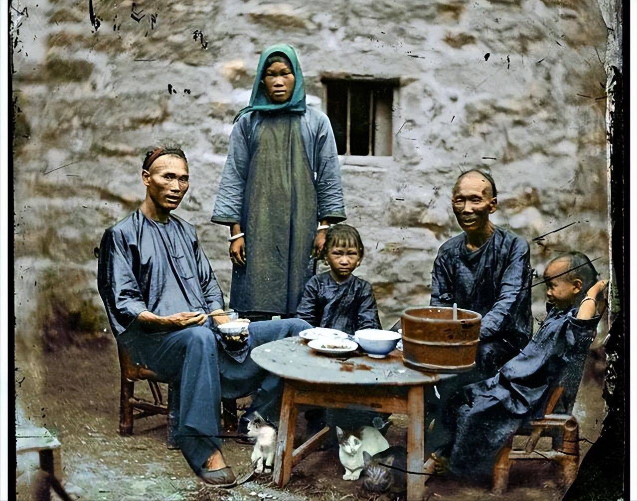 晚清上色老照片,裹脚女子相馆摆拍,男子带孩子吸食鸦片_乳母_时期