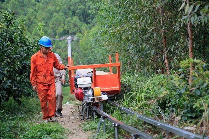 电网员工在山地开起了小火车_施工_运输车_轨道