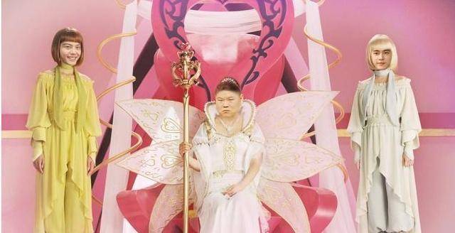 明星那些被网友恶搞的照片，岳云鹏变身女王，鹿晗惨为“人父”