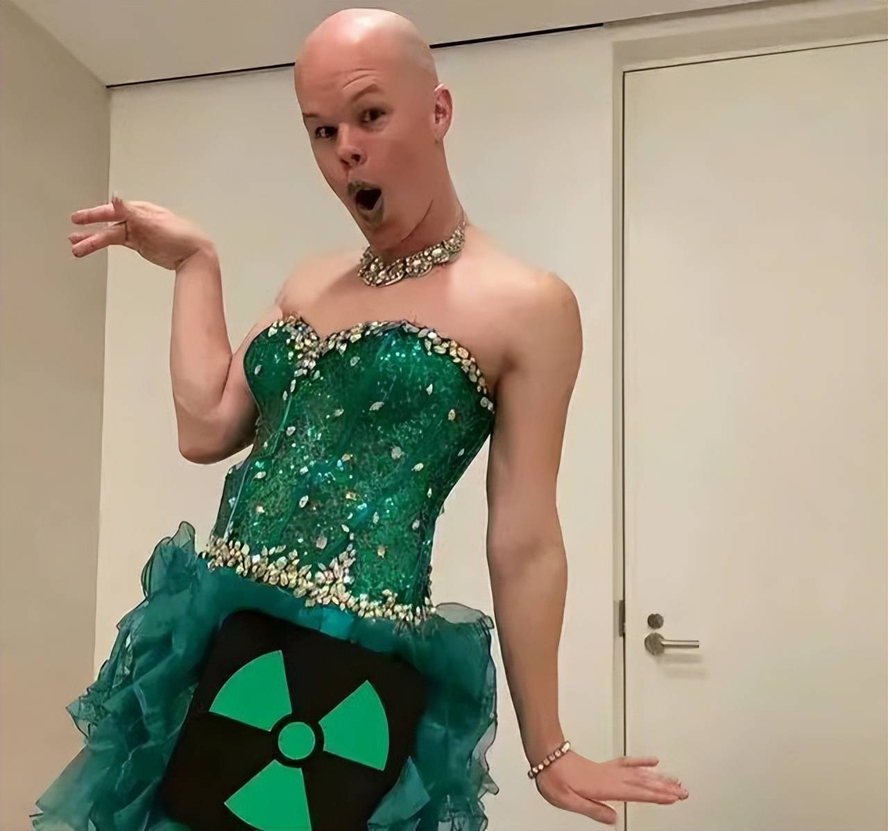 太辣眼!美国高官宣传照吓死人:跨性别加异装癖 网友:妖孽当道