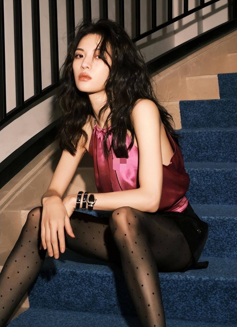 钟楚曦罕晒时尚美照,穿时尚躺楼梯拍大片,红唇大波浪妩媚迷人_女明星