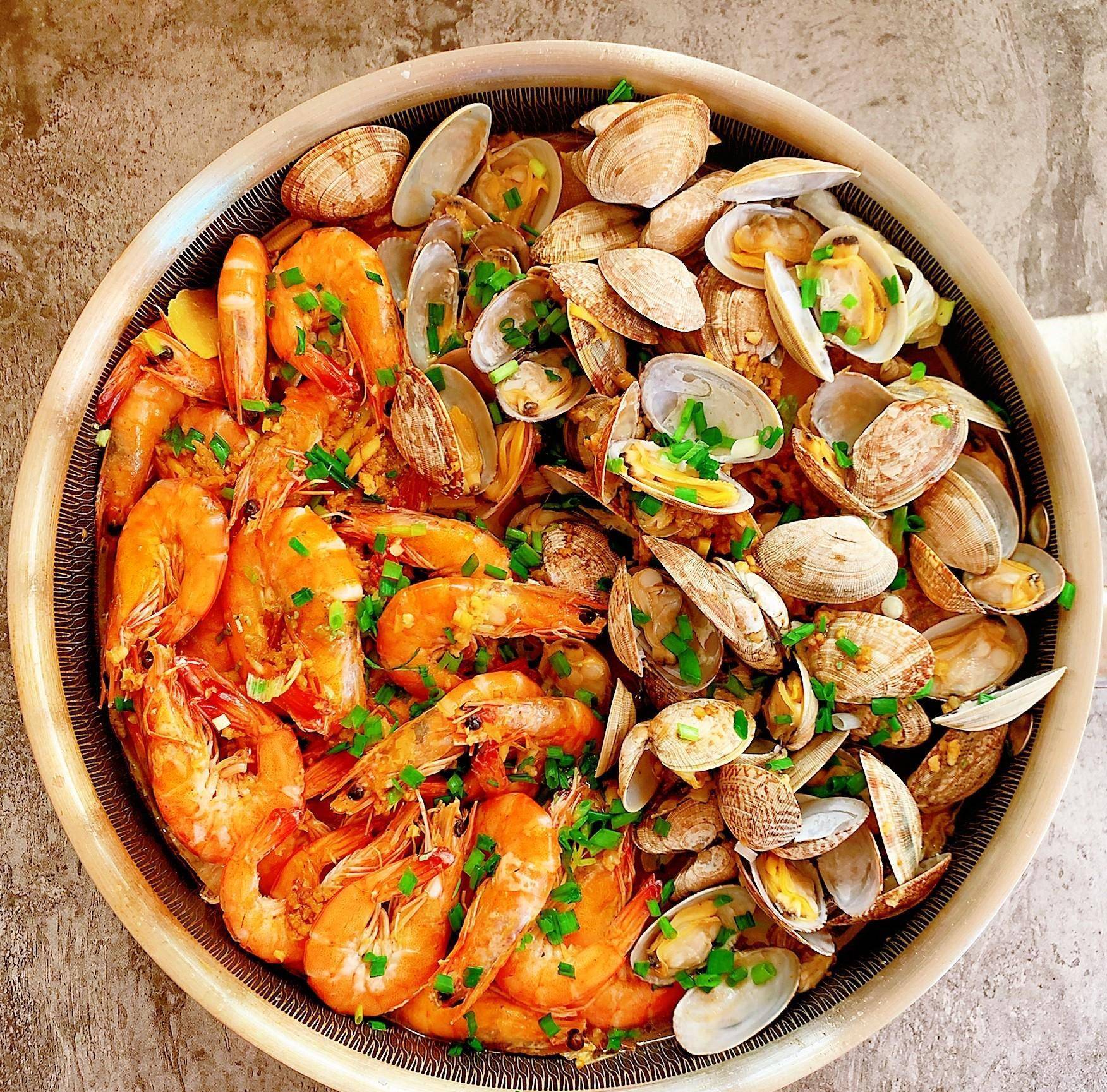 白菜打底,配大虾和花蛤炖一锅鲜,等不及装盘,直接端上桌开吃_明虾