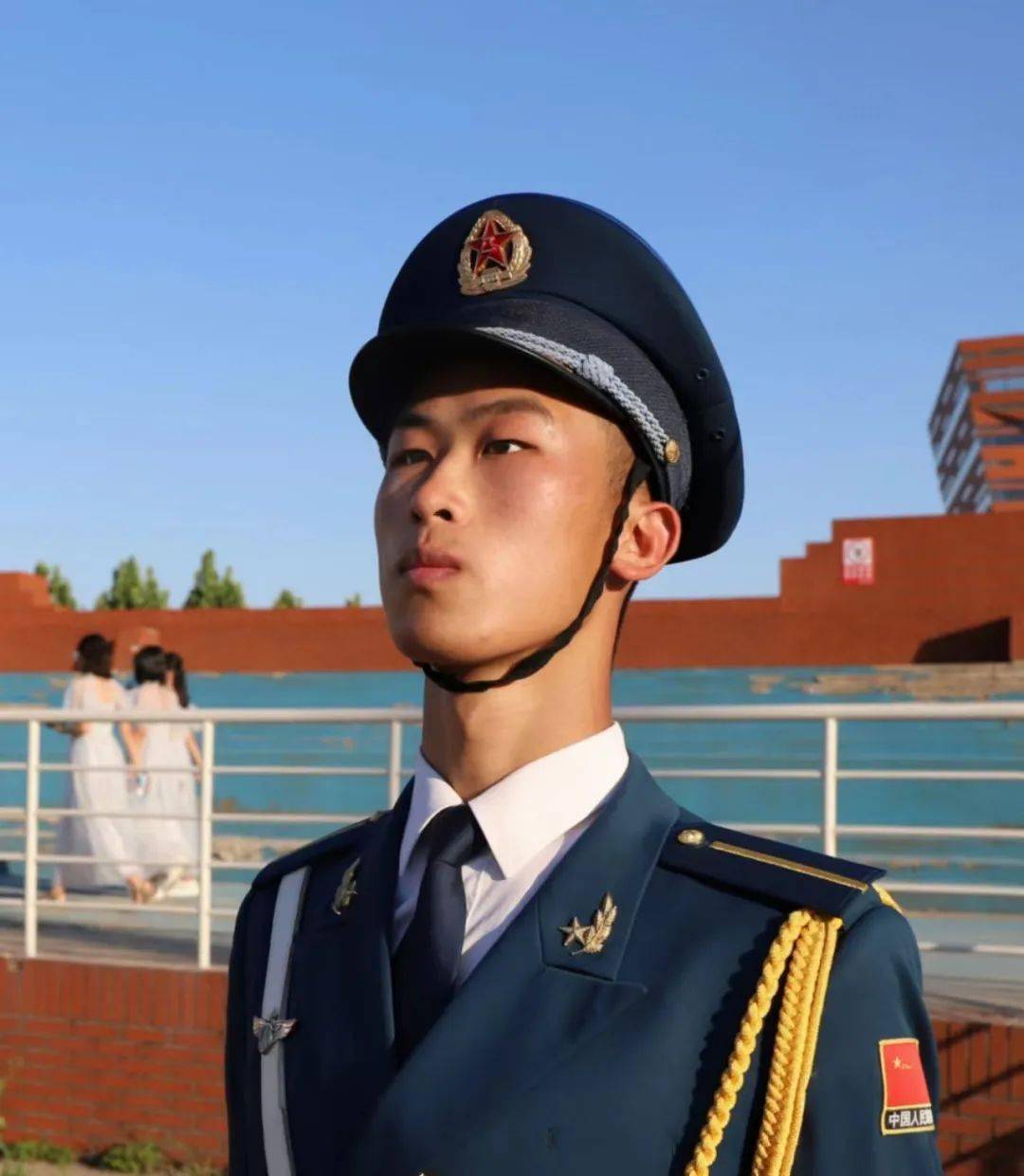 "勤慎公忠" 爱校护旗——蓝天国旗护卫队队长刘世豪专访_组织_什么