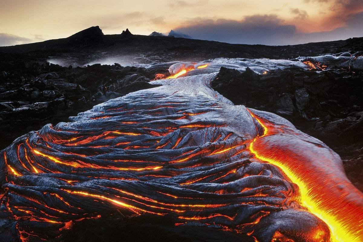 1984年,冒纳罗亚火山从东北部喷发,熔岩流向了希洛县城,不过只在距离