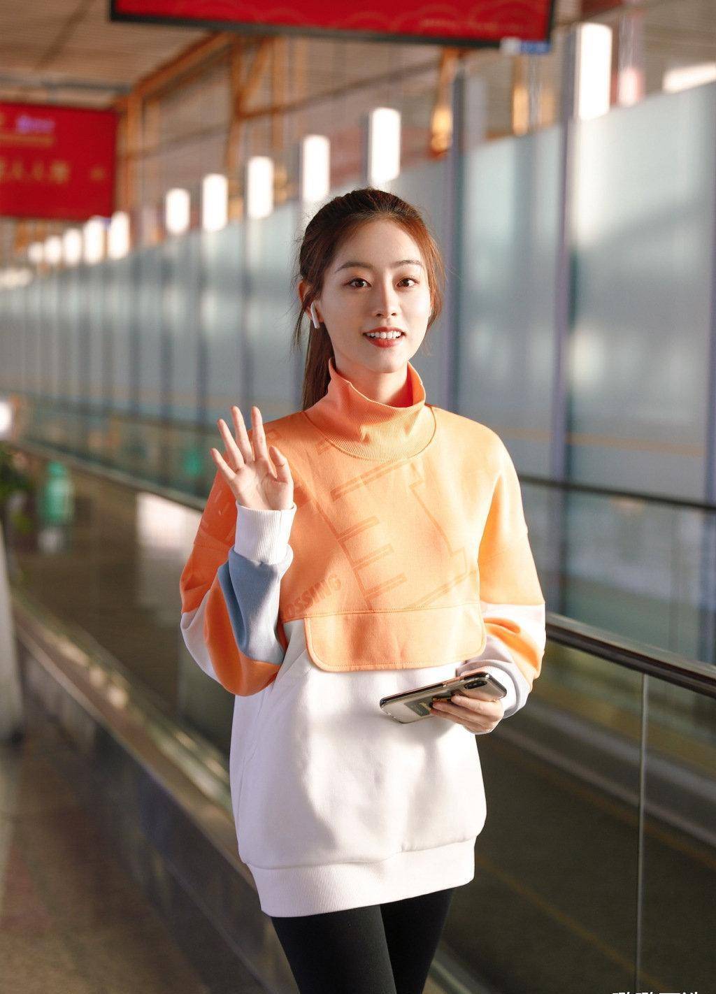 "周芷若"祝绪丹现身机场,针织衫搭牛仔裤,人美气质佳_白色_淡蓝色