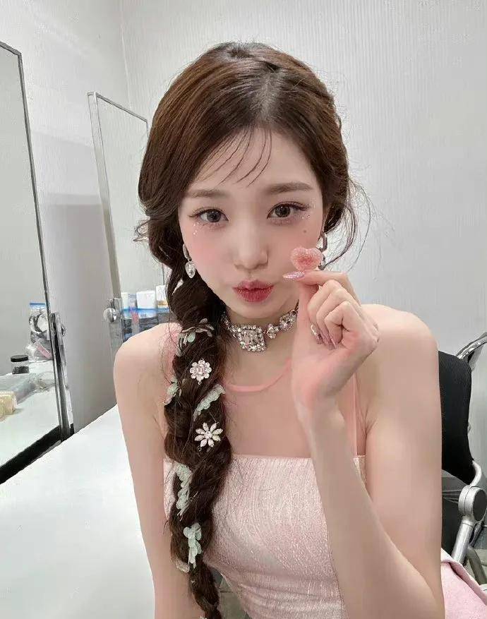 张元英怼脸比心自拍照,甜美娇俏,大眼睛好闪亮_营业_透视_长发