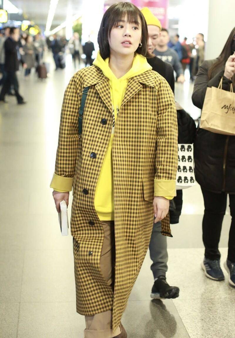 赵今麦身穿格子衬衫街拍,为你演绎经典时尚美,百看不厌倦_大衣_元素