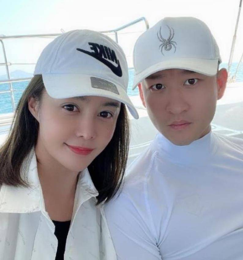 曹云金官宣恋情后不收敛,深夜与俩美女聚餐,逛完街后续摊k歌_唐菀