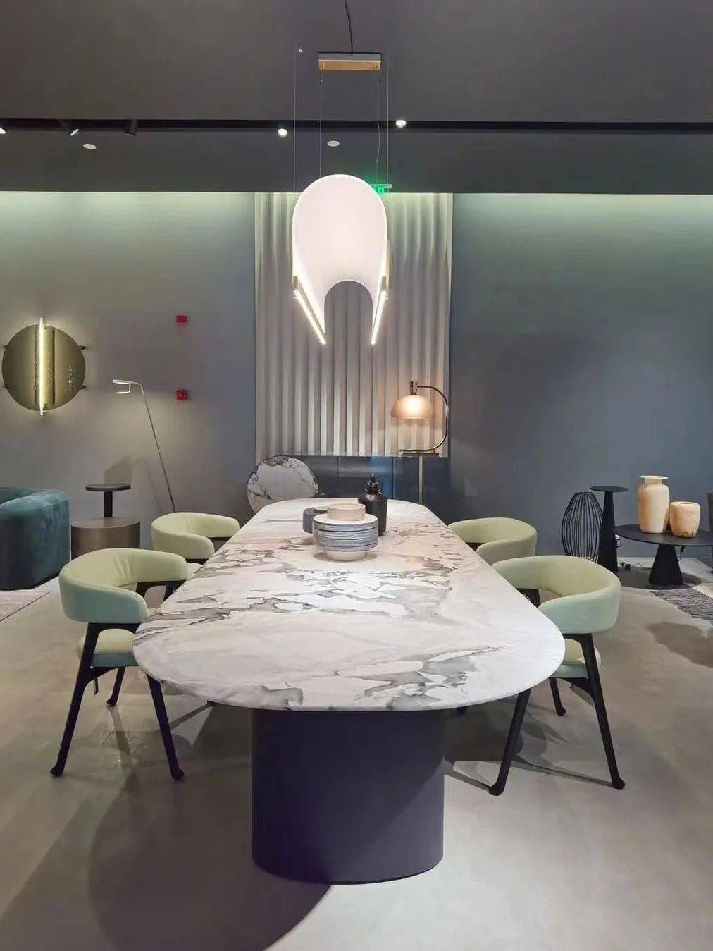 Italian Fendi White Marble Dining Table Italian Fendi White Marble dining table with expressive natural veins
