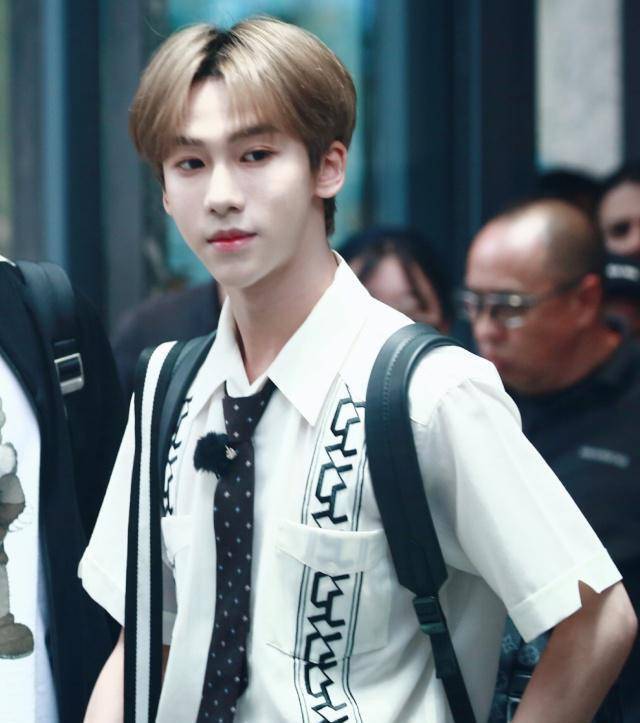 不过,从这一次他们学校的毕业典礼,网友已经可以想象王琳凯毕业时的