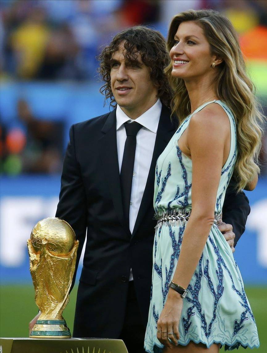 2014年是吉赛尔邦辰和西班牙球星普约尔,两个人一起将大力神杯给送