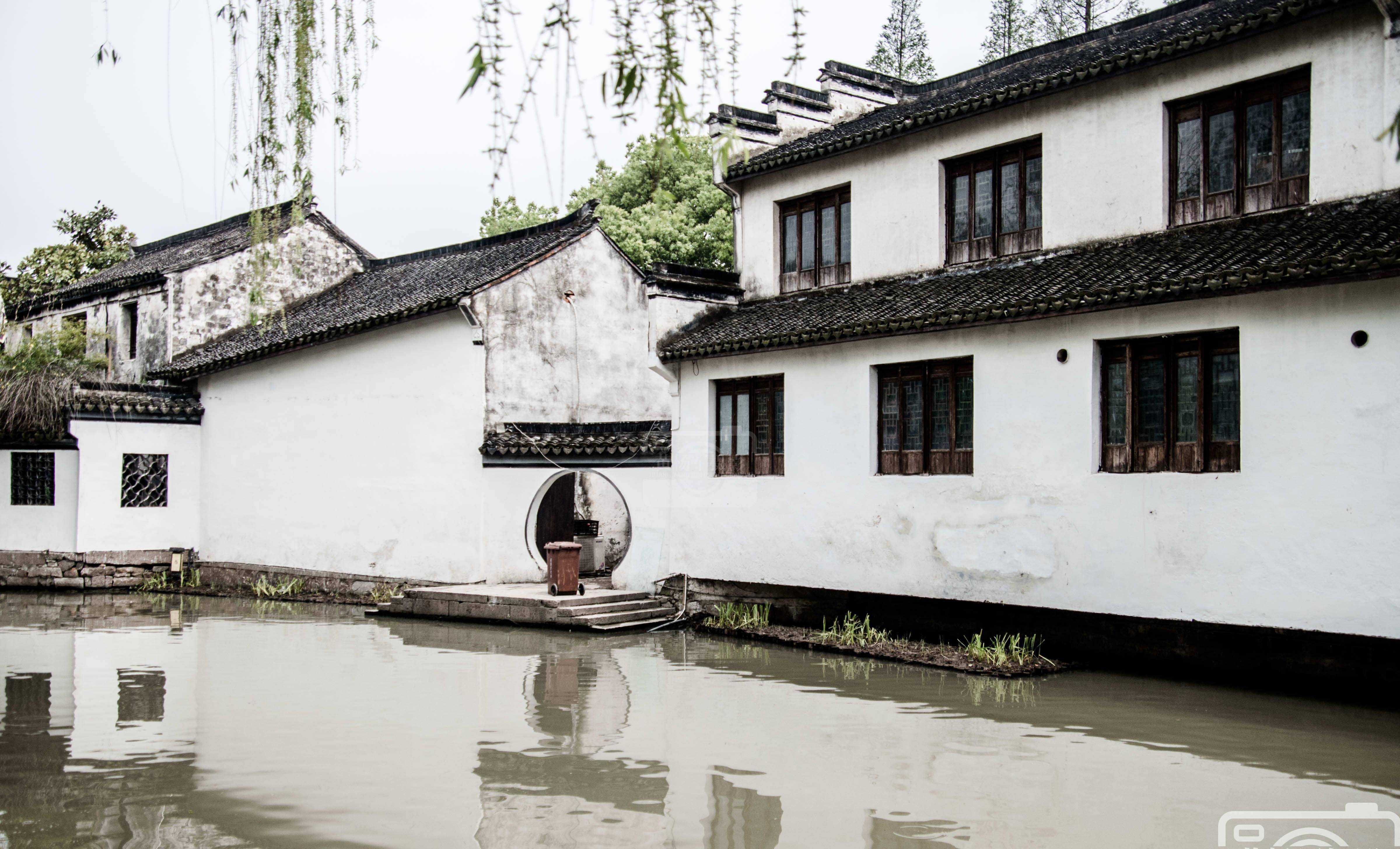 江苏古镇位于三地交界处,白墙灰瓦的传统建筑众多,古石桥14座_中国