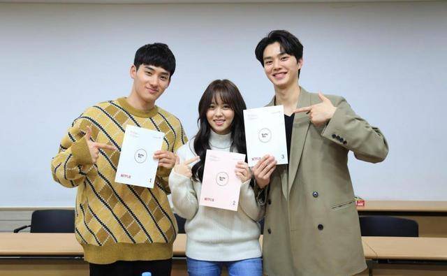 官方公开的剧本研读照中,经过几个月之后为了第二季再度重逢的金所炫