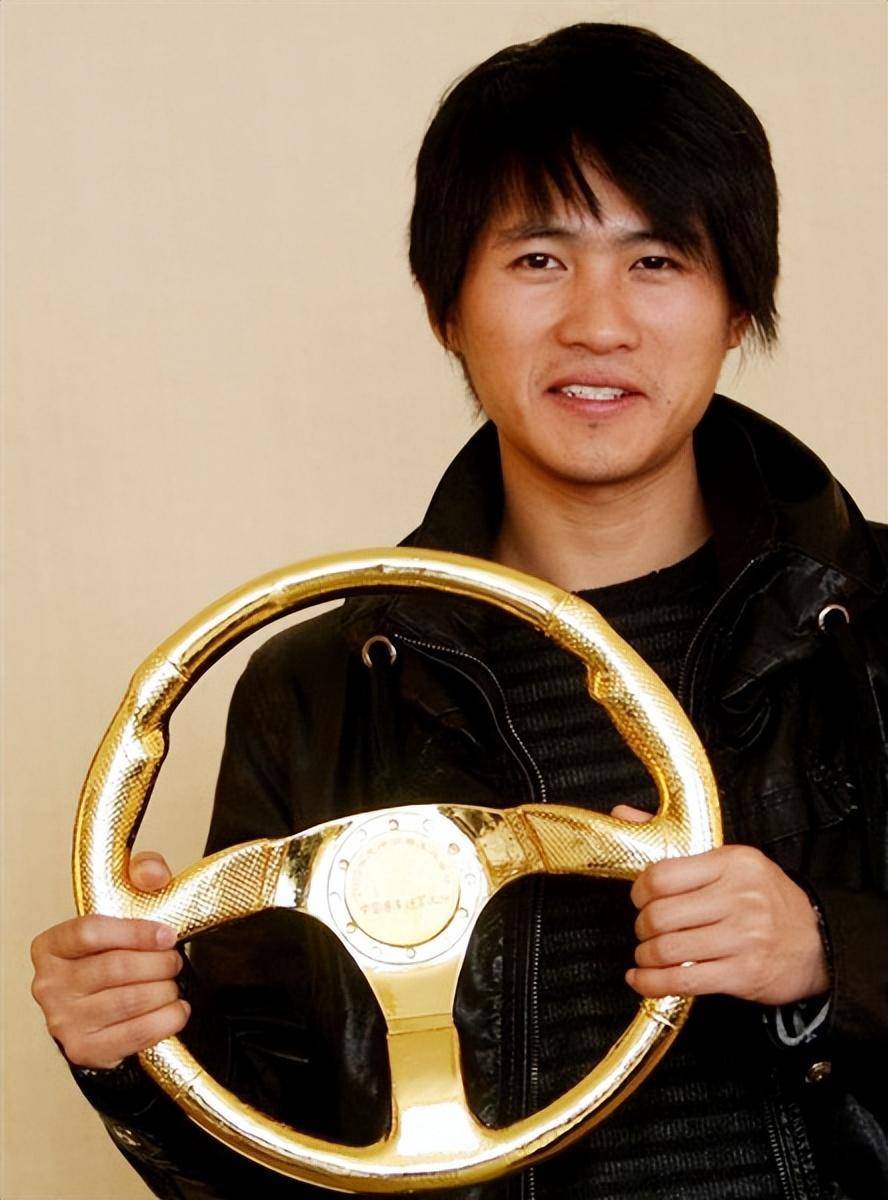 丈夫每一场比赛结束,金丽华就拿出一双儿女的照片,让韩寒看:宝宝太