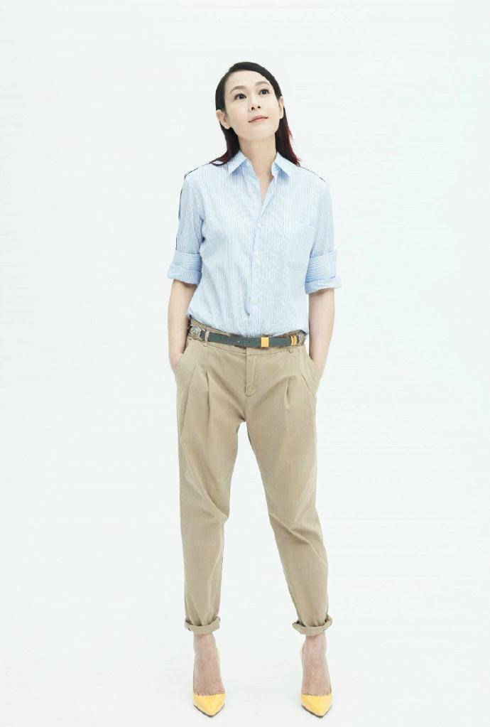 刘若英真是不老女神,穿蓝色上衣搭配牛仔裤减龄时髦,高级又大气_衬衫