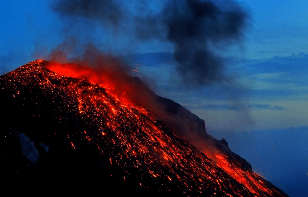 世界上最活跃火山之一,意大利斯特龙博利火山持续喷发!