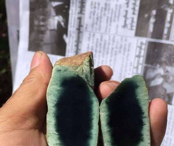 但是是一块很正宗的墨翠原石,来自木那场口,种老发黑,切口面完美无裂