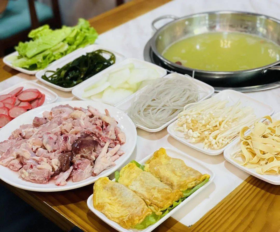 药膳鸡锅才是你的"生死之交"快来打卡光头鸡(银河路店)多食药膳鸡补脾
