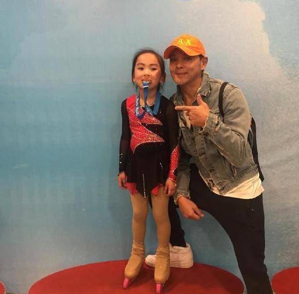 莫少聪大方晒女儿近照,打扮青春十分活泼,对于女儿他是个好爸爸