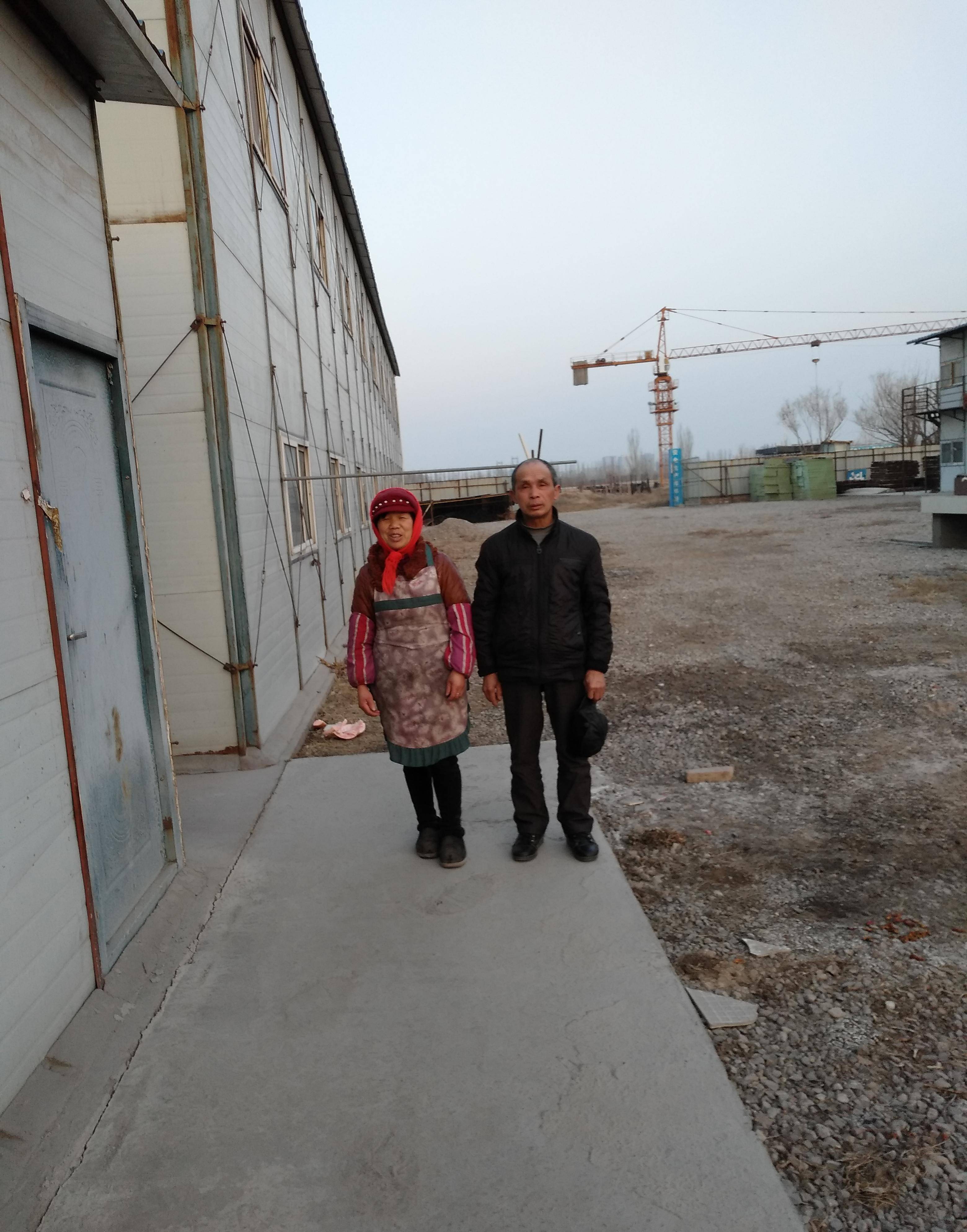 父亲跟母亲的合照很少这是在银川工地上我回湖南之前拍的
