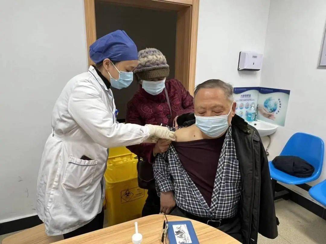 老人接种新冠疫苗图片