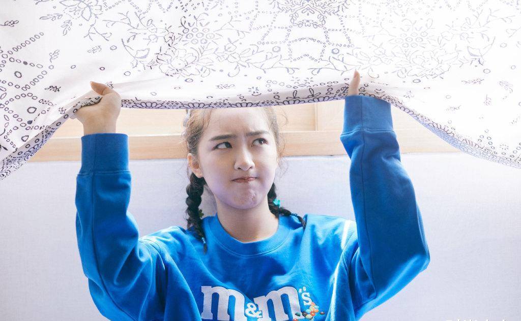 她是tfboys的师妹,才15岁,穿衬衫百褶裙妥妥的元气少女_邓恩_图案