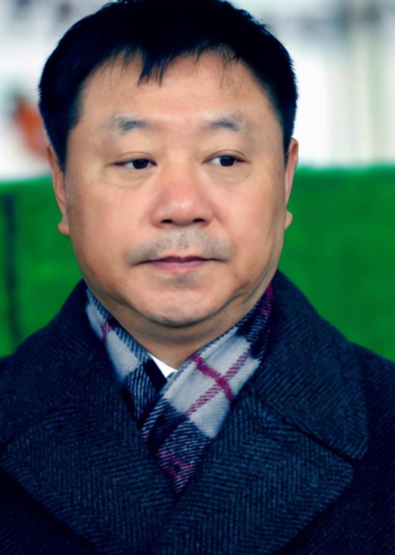 范伟与妻子,结婚30年零绯闻,妻子年轻貌美似少女,范伟却老了_杨宝玲