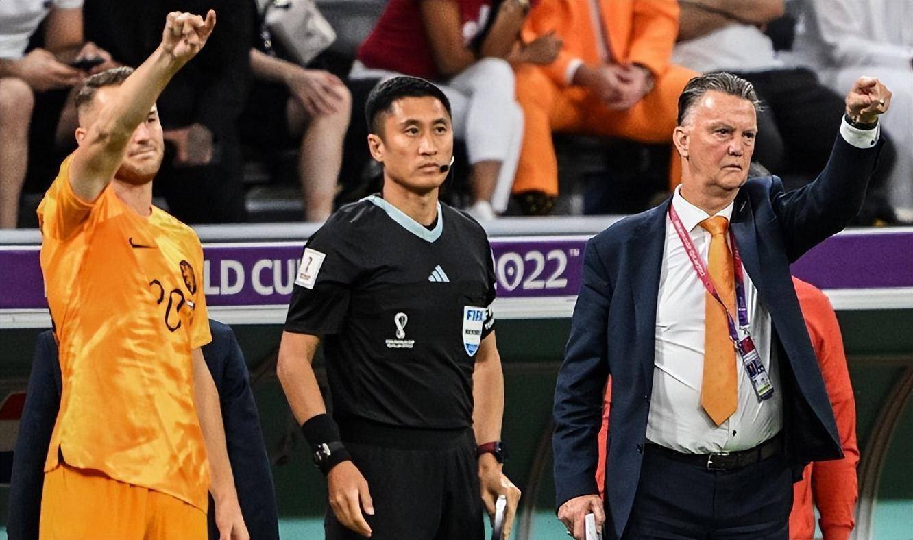 无缘执法世界杯淘汰赛,薪酬出炉:6次担任第四官员_中国裁判_比赛_施翔