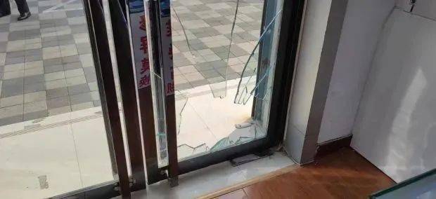 有的店里财物被洗劫一空,有的玻璃门被砸坏,近日衡水多家商铺遭殃