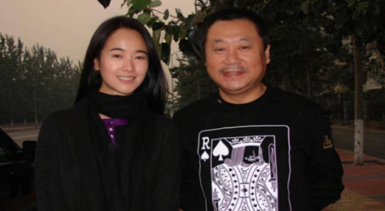 范伟与妻子,结婚30年零绯闻,妻子年轻貌美似少女,范伟却老了_杨宝玲