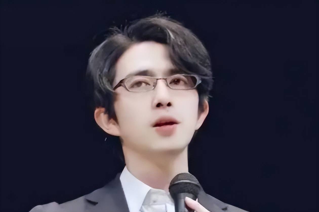 该教授叫木村草太,是一位日本人,而其年龄仅仅才39岁!