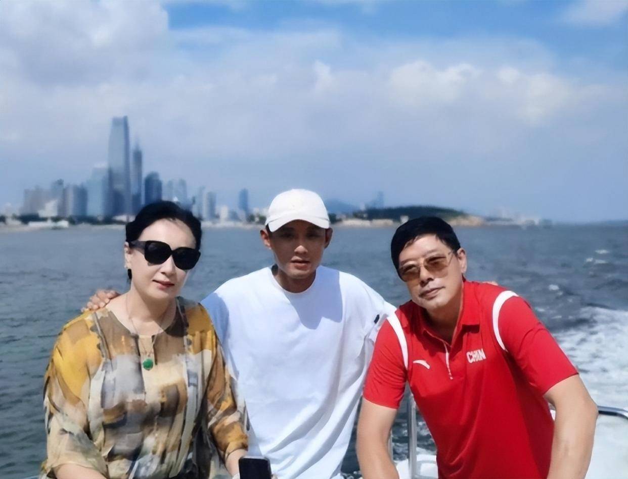 张继科晒家人合照庆生,60岁妈妈韵味十足,催婚儿子或将喜事临门_比赛