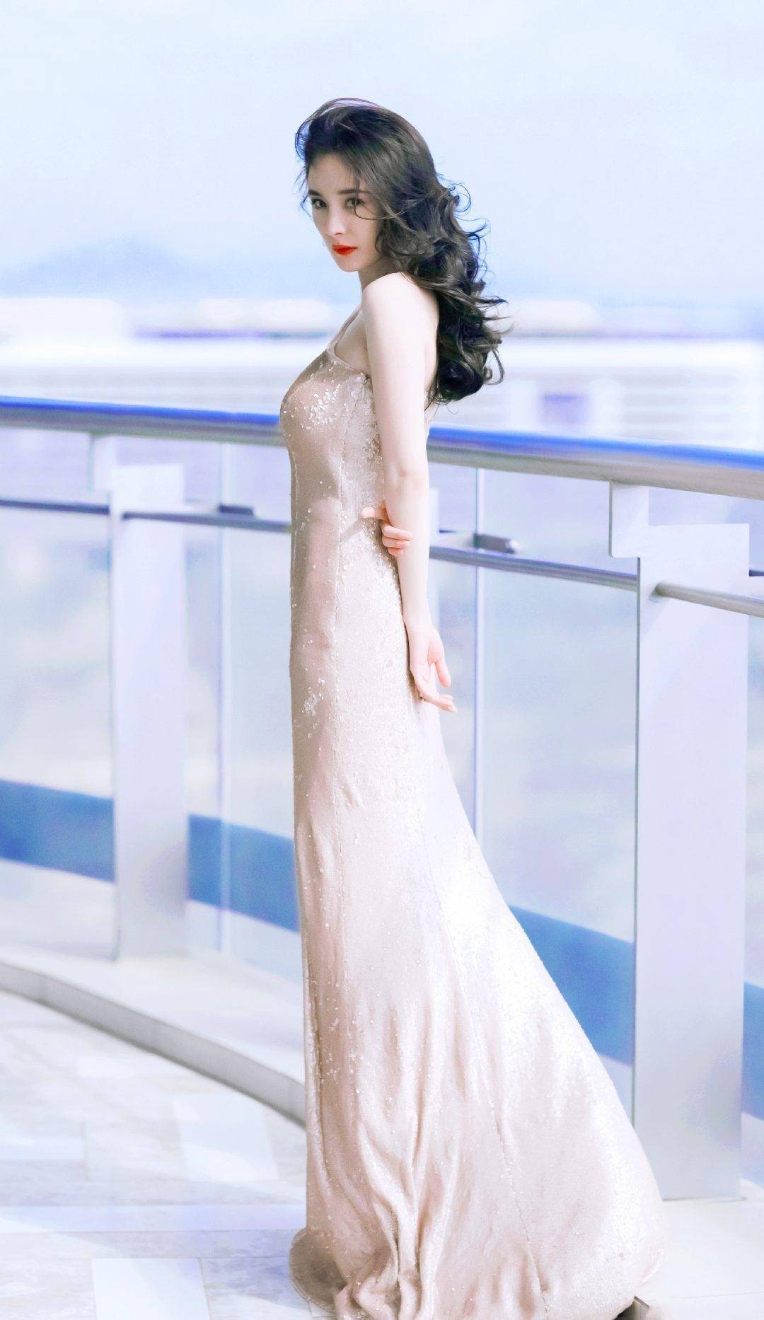 杨幂"海洋之心"项链,展现高贵气质,女神气息十足_长裙_身材_的整体