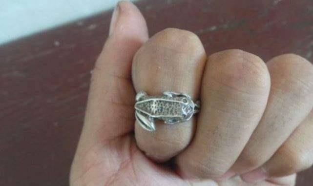 江苏盐城,一男子在健身房捡到一枚戒指后,自称是误以为是塑料的