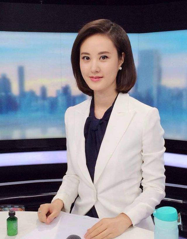央视美女主播秦方,曾是高考状元,人美声甜气质好,39岁仍单身_重庆