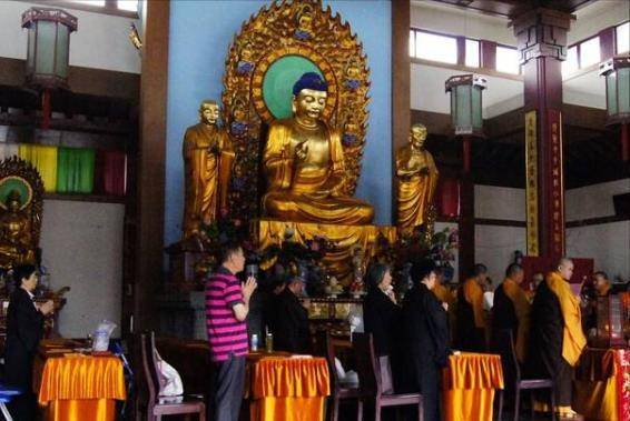 假活佛王兴夫,10年敛财2亿,欺负100多名女弟子:我是现在的佛_鲁绒来