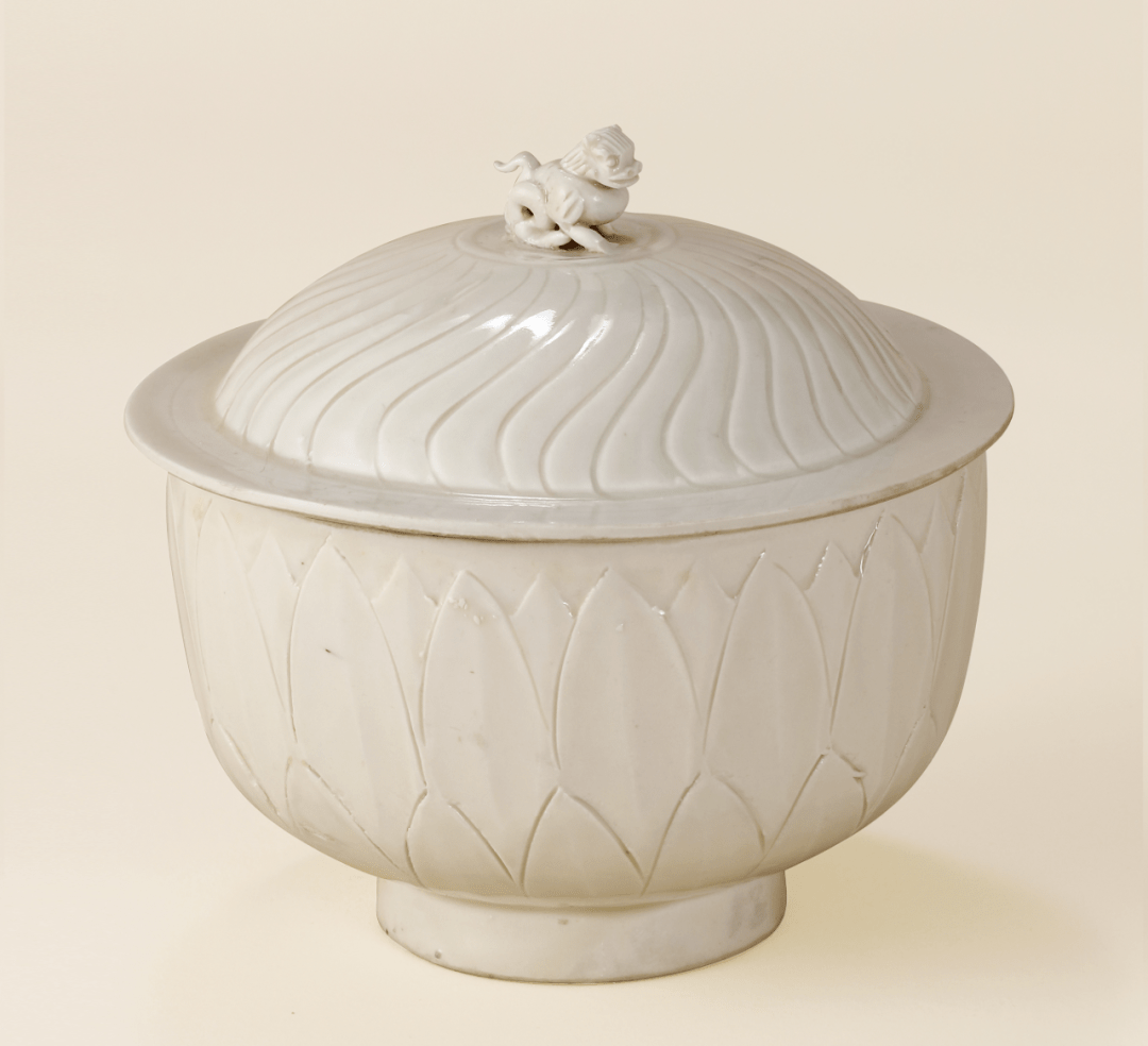 明定窑白釉刻划萱花大笠式碗