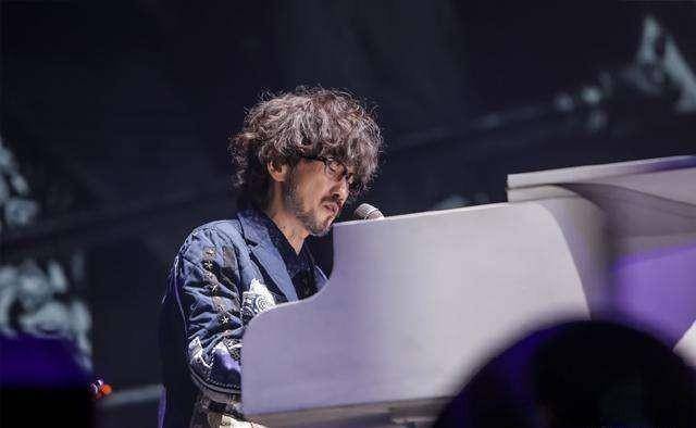 周传雄的区别,后来明白那只是一个长了大胡子一个没长大胡子的同一个