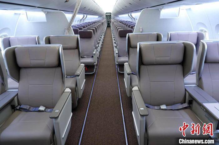 孙自法 摄内饰方面,在选型对接中,对于c919内部设计尤其是客舱布局