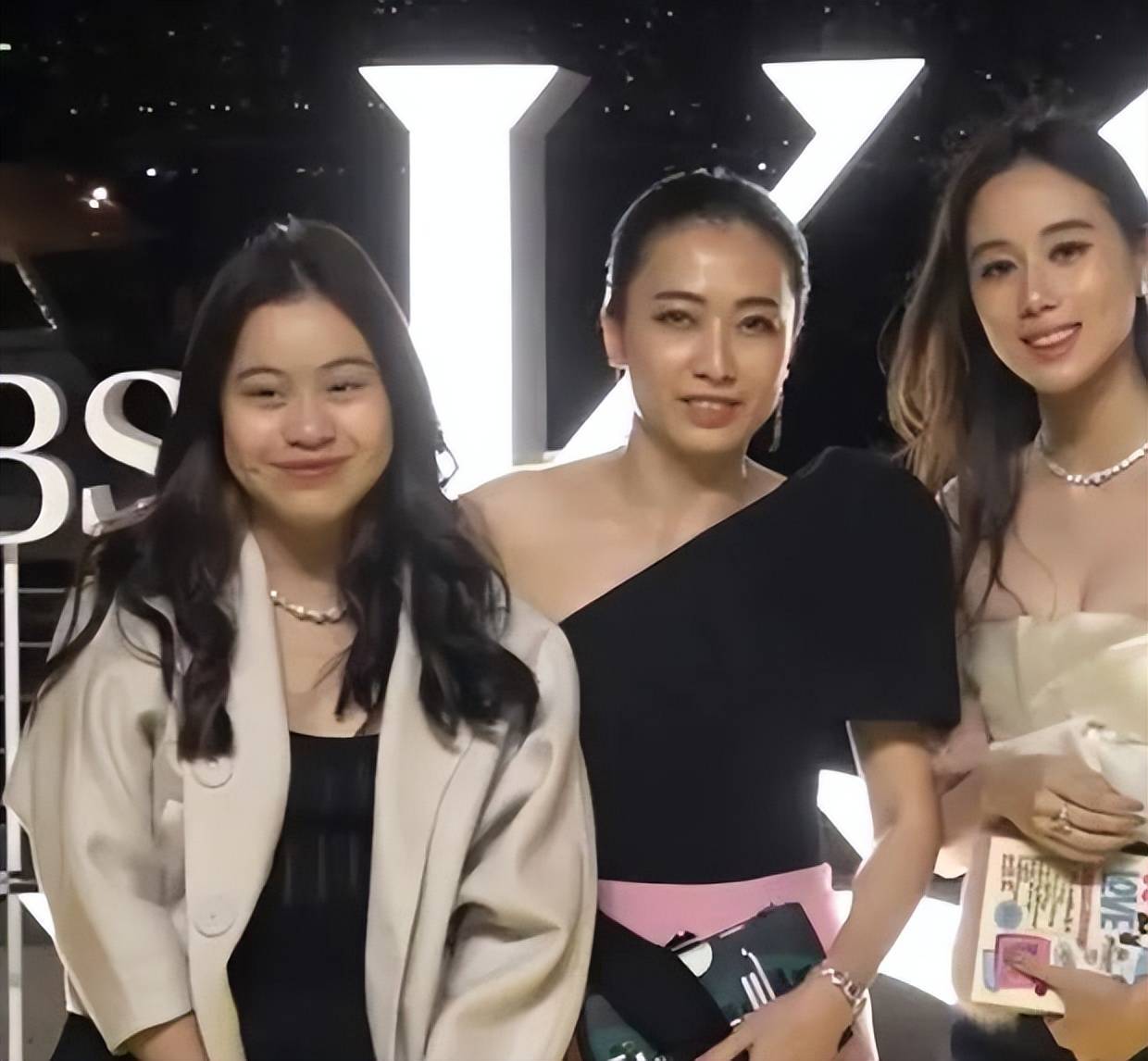 何超欣亮相名媛派对,但颜值不及邱淑贞之女,身家又不及甘比之女_沈月