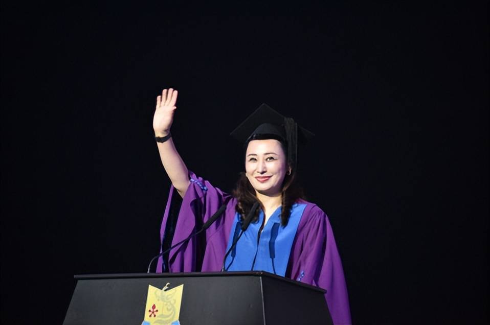 54岁"最美女书记"走红,颜值与实力并存,人生履历更是令人敬佩_姜虹