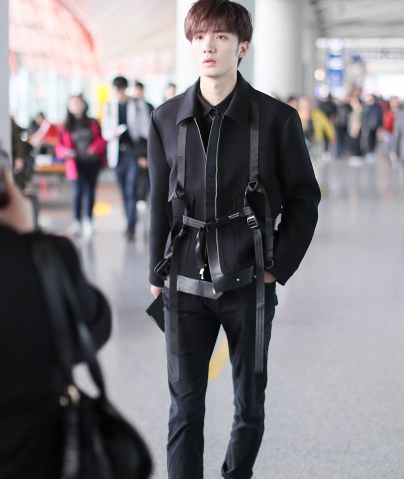 男明星机场"乱穿",谷蓝帝穿胶鞋,朱正廷踩雪地靴?_造型_黑色_一身