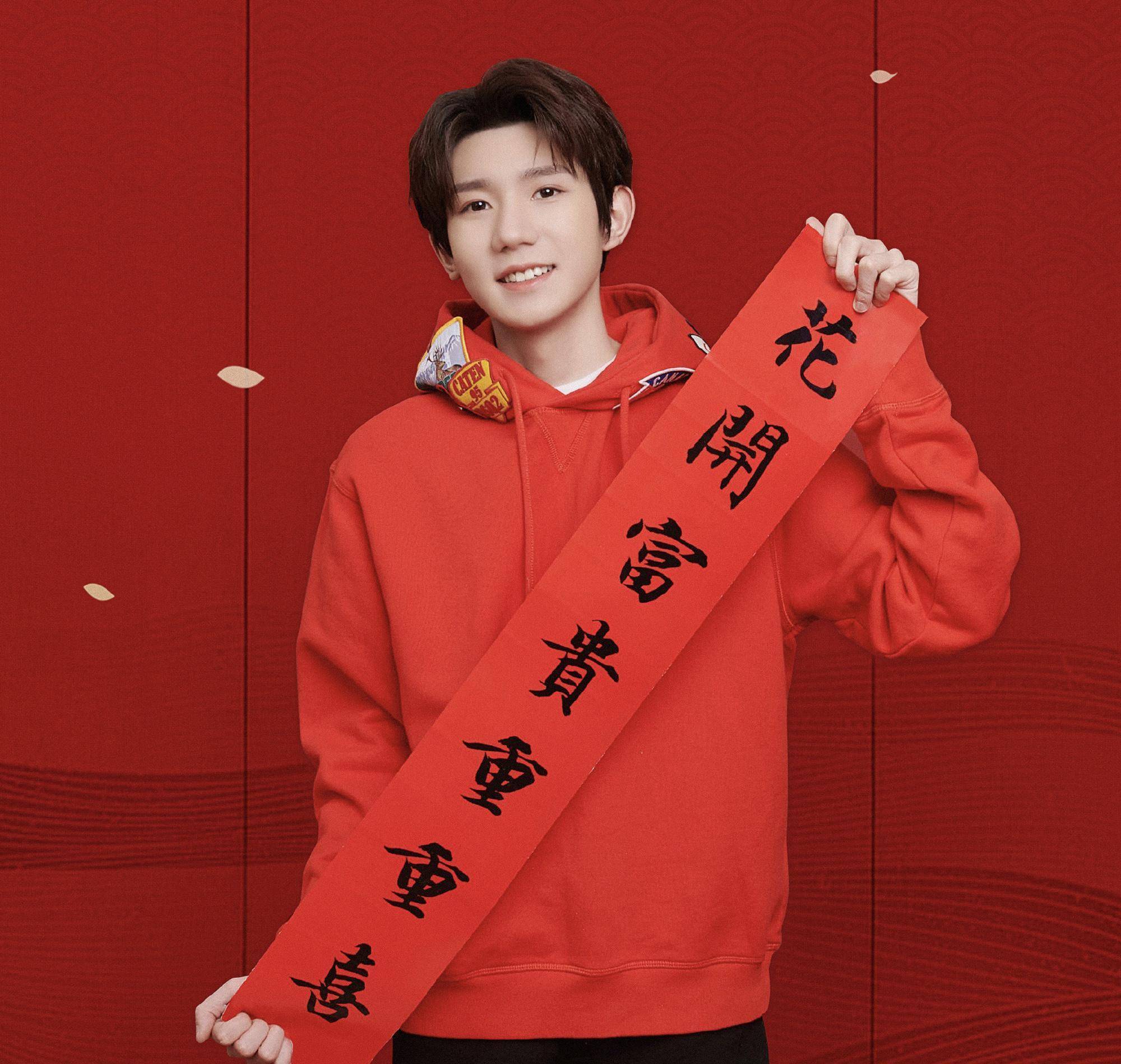 王源背带裤被抓拍,衬衫背带裤配超长袜,复古少年即视感_卫衣_大红色