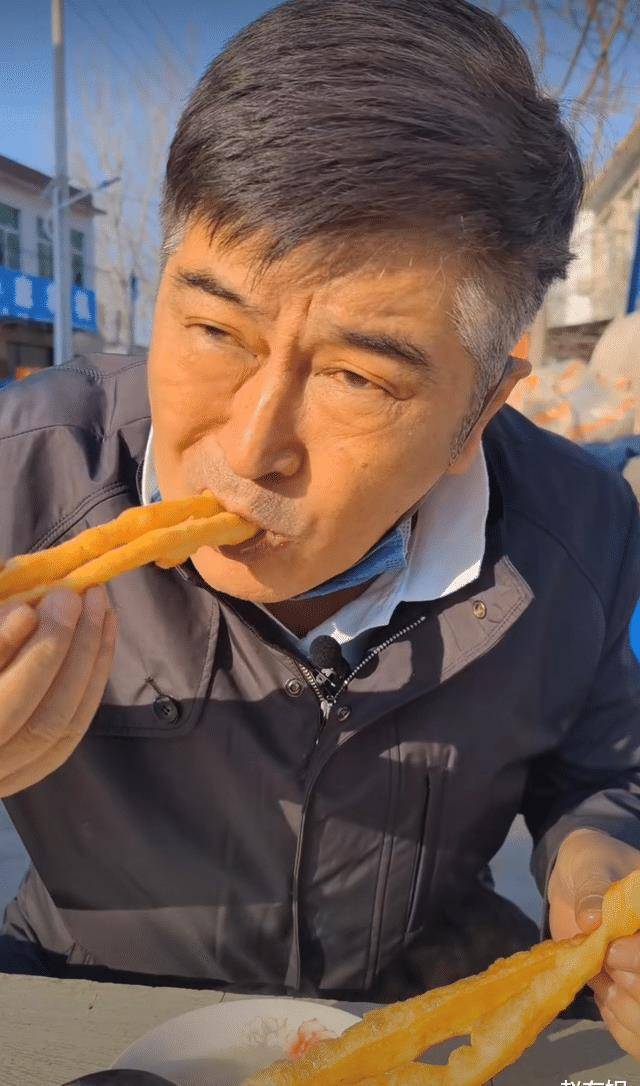 67岁老戏骨林威现身农村,坐在路边吃豆浆油条,津津有味惹人馋_香港_小
