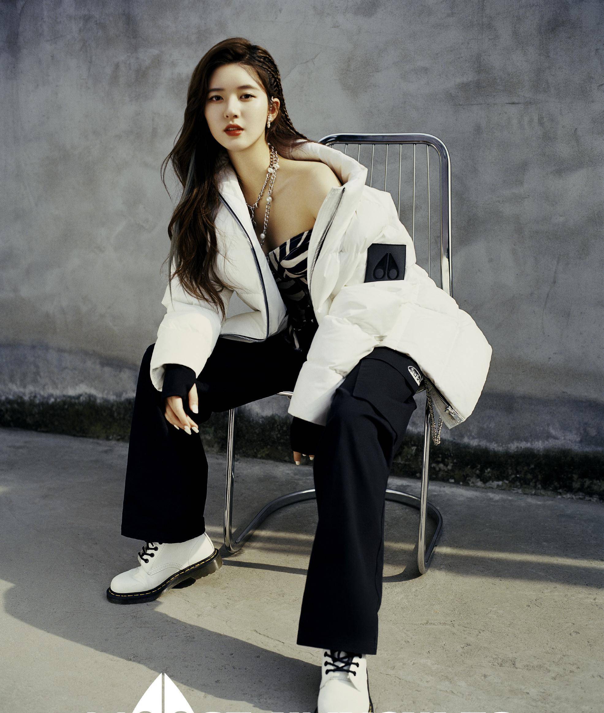 赵露思太接地气,穿棉服配黑裤,粉丝误以为是路人_羽绒服_时尚_黑色